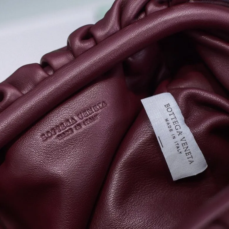 Batch 1120 Bottega Veneta cloud bag ☁️POUCH series original plain calfskin, super low-key and eye-catching, soft and casual. Major internet celebrity bloggers are crazy about calling it fashionable and classy, ​​lazy and intellectual. Small size: 23*13*8 (small cloud plain) burgundy, model: 6671